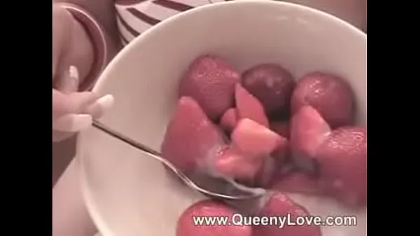 Tonton Queeny- Strawberry memacu Video