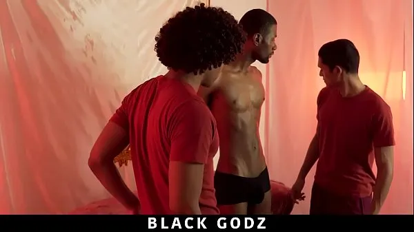 Sehen Sie sich BlackGodz - Fit BBC Stud wird von zwei Jungs angebetet Videos an