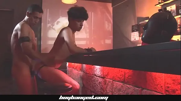 Guarda i video Boy Banged - Older Dude Raw scopa un ragazzo carino al Gay Club guida