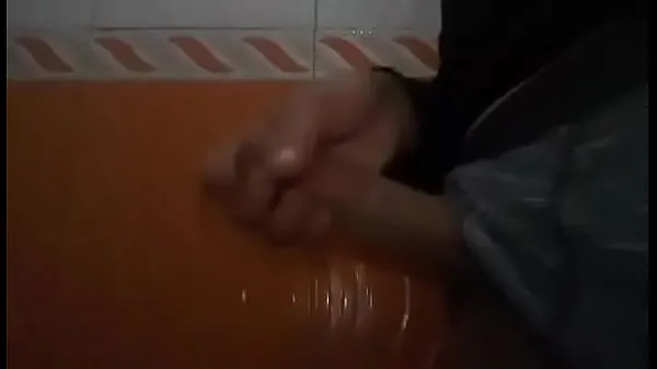 Boy in bathroom masturbating 드라이브 동영상을 시청하세요