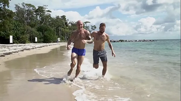 Assista GAYWIRE - Trevor Laster consegue uma boa bomba na praia com a ajuda de Wesley Woods vídeos de drive