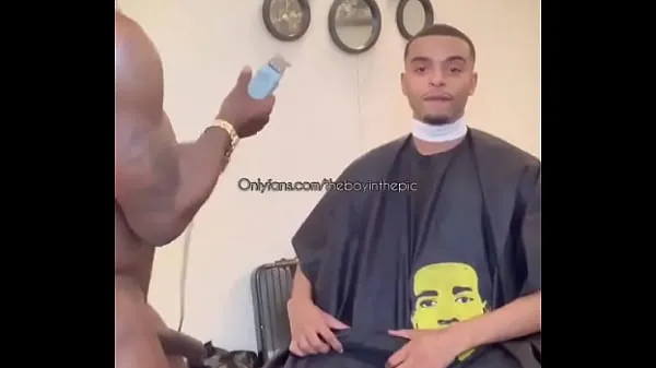 Regardez Barbier érotique / Putaria na Barbearia vidéos de conduite