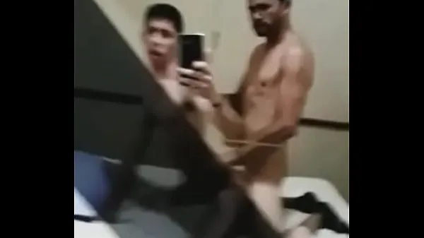 Sehen Sie sich Onkel fickt seinen Neffen im Motel Videos an