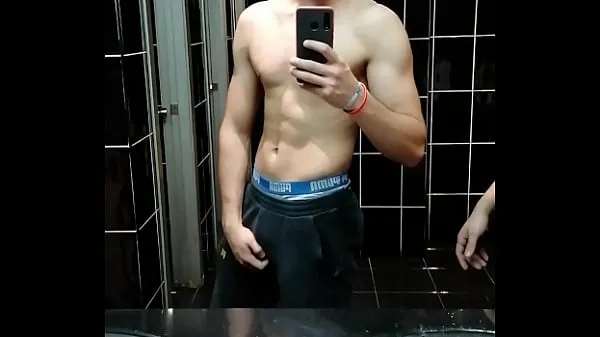 شاهد مقاطع فيديو Chico de 18 años haciéndose una paja en el baño del gimnasio القيادة