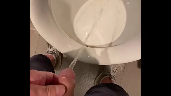 Se Tiny useless foggot cock pee in toilet drevvideoer