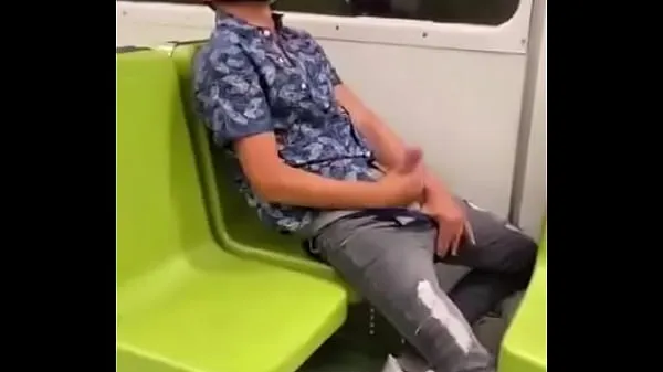 Guarda i video Il giovane la tira in metropolitana guida