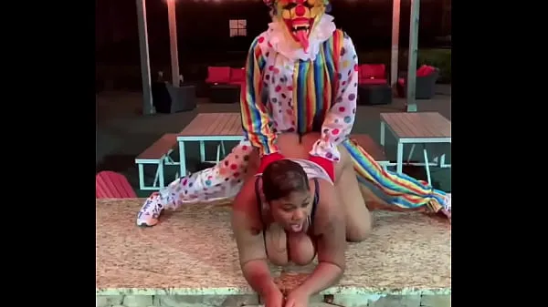 Gibby The Clownは、「スパイダーマン」と呼ばれる新しいセックス体位を発明しましたドライブの動画をご覧ください