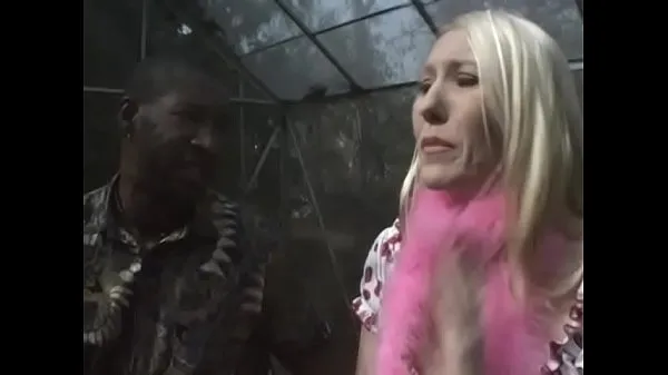شاهد مقاطع فيديو Ebony Hunk dude enjoys getting his balls licked and huge shaft sucked by blonde cutie with big tits outdoors القيادة