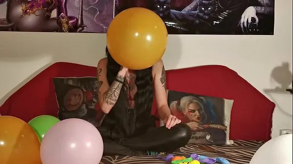 Regardez Baloon soufflant et éclatant par une jeune fille pt2 HD vidéos de conduite