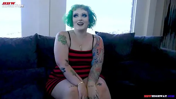 Sehen Sie sich Gothy Vixen debütiert auf Videos an