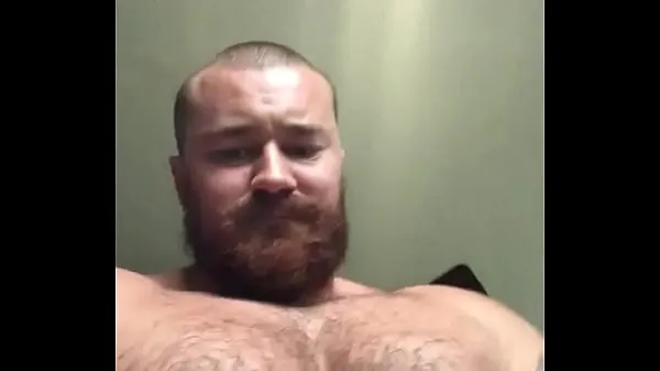 Regardez Musclebear dominant chaud fléchissant et montrant une énorme bite. Adoration des muscles alpha sexy vidéos de conduite