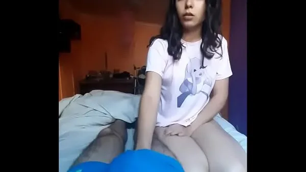 Sehen Sie sich Sie mit einem Alice im Wunderland-Shirt kommt vorbei, um mir einen Blowjob zu geben, bis sie mich überzeugt, seinen Penis in ihre Vagina zu stecken Videos an