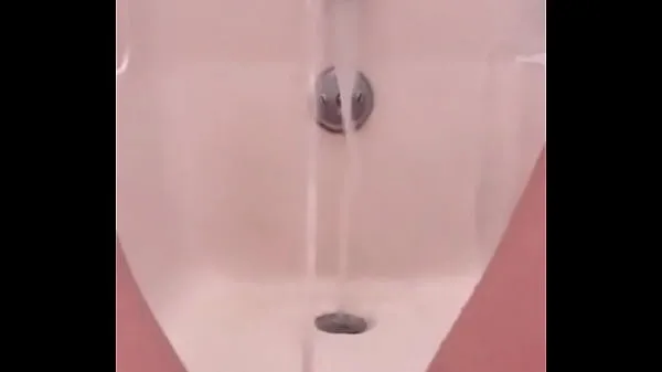 18 yo pissing fountain in the bath ड्राइव वीडियो देखें