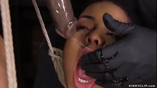 Regardez Tinytits ébène sur hogtie joué vidéos de conduite