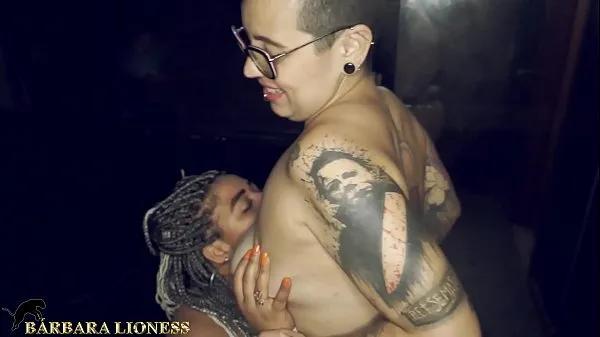 Mira Nerd tatuado casado se folla a una amiga BBW en una fiesta de RJ swing videos de Drive