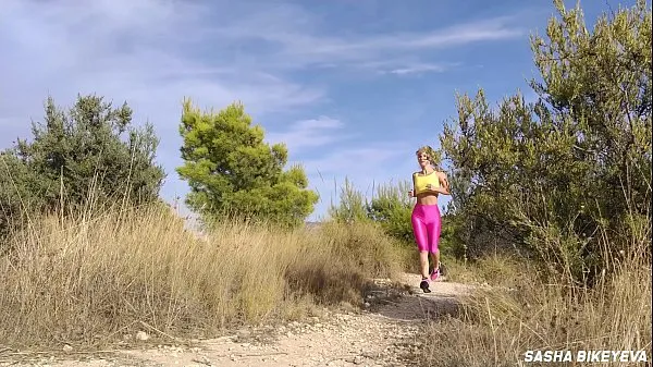 Sehen Sie sich Riskante Masturbation im Freien und Spritzen. Perfekter Arsch in rosa Spandex-Leggings. Sportmädchen Sasha Bikeyeva Videos an