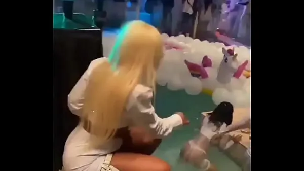 All white pool partyドライブの動画をご覧ください