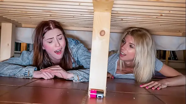 Bekijk video's Pervert Young Guy Fucks His Stepmom and Stepsis Stuck Under The Bed rijden