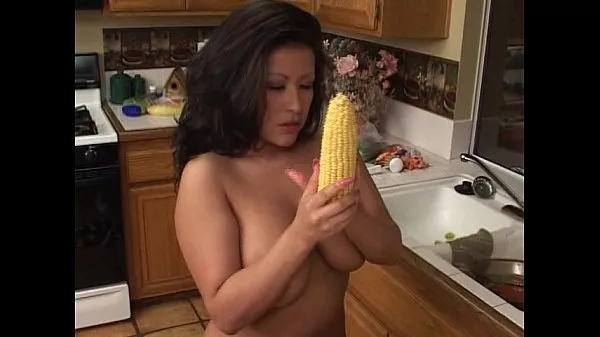 Titta på Fat brunette inserts corn and cucumbers in pussy drive-videor