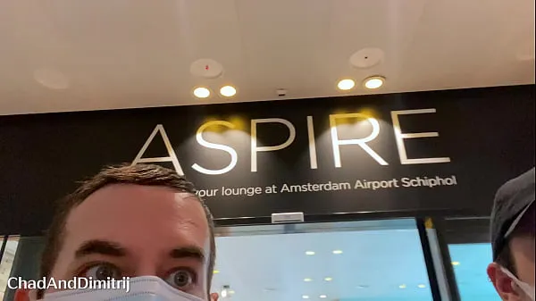 Sehen Sie sich riskanter öffentlicher Blowjob in den Toiletten des Flughafens Amsterdam Schiphol mit Gesichtsbehandlung Videos an