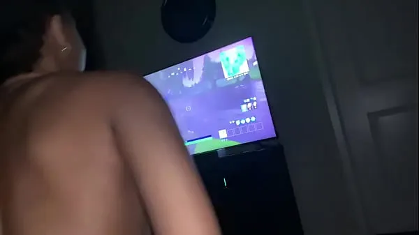 Podívejte se na videa My neighbor LOVES CUMMING IN MY pussy as he plays his video game řízení