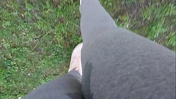 ดูวิดีโอ In a public park your stepsister can't hold back and pisses herself completely, wetting her leggings drive