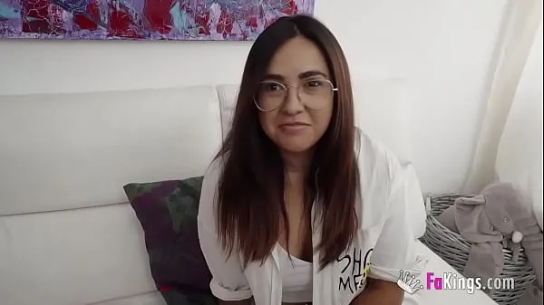 Assista Latina morena sabe que só pode obter sua defloração anal na FAKings vídeos de drive