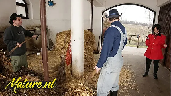 Regardez Dompteur de chevaux poilus double pénétration dans une écurie pour la première fois vidéos de conduite