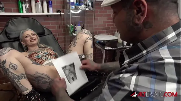 Bekijk video's River Dawn Ink sucks cock after her new pussy tattoo rijden