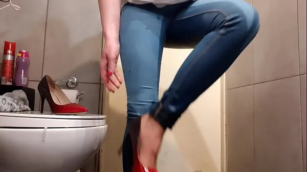 شاهد مقاطع فيديو Compilation of Wetting my Jeans and pouring out from my High Heels and Pants القيادة