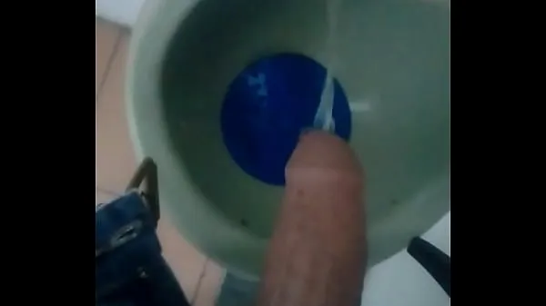 Oglejte si videoposnetke Huge cock peeing excited vožnjo