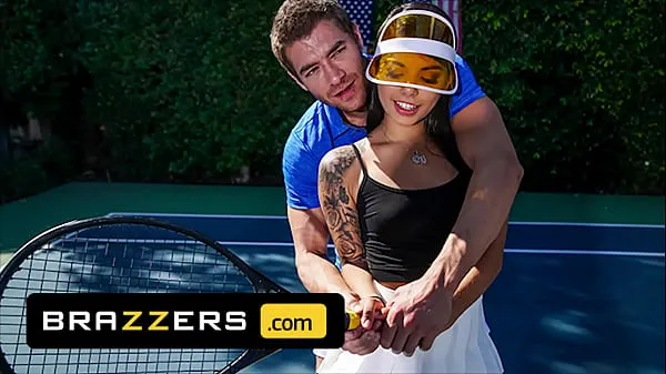Mira Xander Corvus) Massages (Gina Valentinas) Foot To Ease Her Pain They End Up Fucking - Brazzers videos de Drive