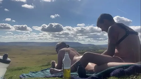 Regardez FISTING DANS LES COLLINES vidéos de conduite