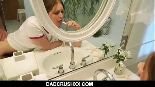 Oglejte si videoposnetke Step Daughter Brushing Teeth Fuck vožnjo
