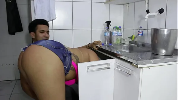 ดูวิดีโอ The cocky plumber stuck the pipe in the ass of the naughty rabetão. Victoria Dias and Mr Rola drive