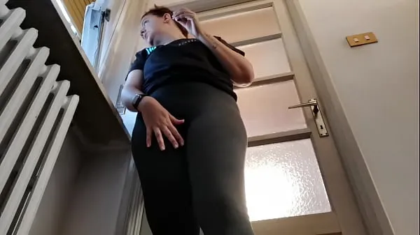 Bekijk video's Italiaanse stiefmoeder houdt zich niet in en blijft maar pissen omdat de badkamer druk is en ze buiten een winkel staat rijden