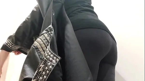Se Your Italian stepmother shows you her big ass in a clothing store and makes you jerk off kjøre videoer