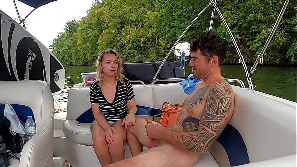 Sehen Sie sich Der Sommer ist vorbei, aber wir hatten noch einen heißen Tag auf dem Boot Videos an