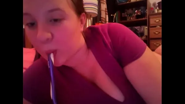 amateur girl puts toothbrush in assドライブの動画をご覧ください