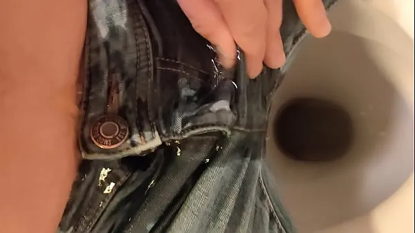 Pissing In My Jeans While Sitting On A Toiletドライブの動画をご覧ください