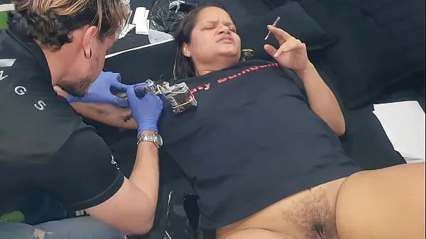 ดูวิดีโอ Casada paga tatoo com Xerecard drive