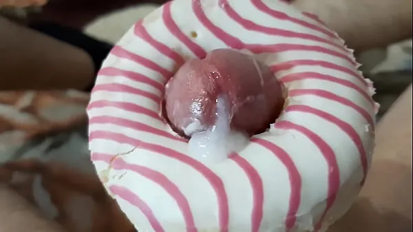 ดูวิดีโอ European guy pulls a donut on his big dick and fucks it drive