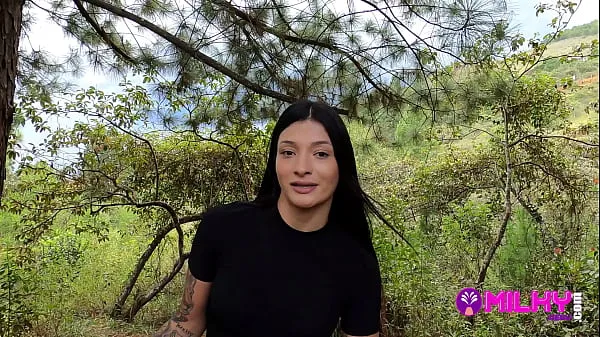Se Offering money to sexy girl in the forest in exchange for sex - Salome Gil drevvideoer