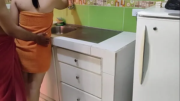 Guarda i video Scopiamo quando siamo soli in cucina: dopo avermi visto in un asciugamano, non ha resistito a vedere il mio grosso e succoso cazzo guida