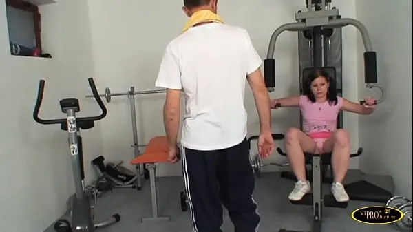 Titta på La ragazza fa ginnastica in camera e il vecchio porco gli mostra il cazzo e la scopa drive-videor