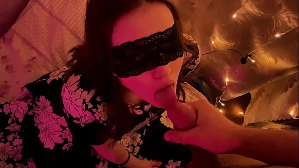 ดูวิดีโอ Holiday New Year blowjob from a beautiful woman in a mask and dress drive