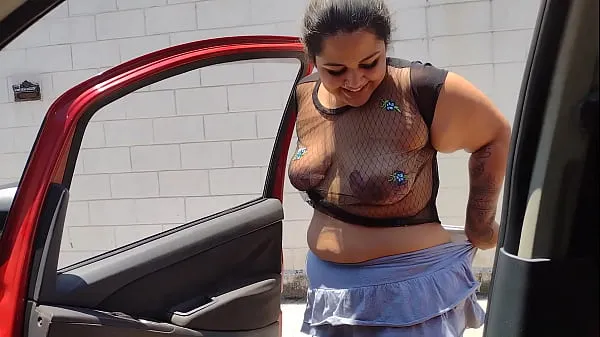 Mira La cadelona casada Mary muestra sus tetas en el auto en las calles de Campinas-SP videos de Drive