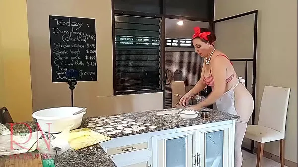 Παρακολουθήστε βίντεο Nudist housekeeper Regina Noir cooking at the kitchen. Naked maid makes dumplings. Naked cooks. Spy camera. Part 1 οδήγησης