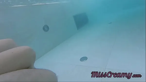 Guarda i video Dick flash - Una sconosciuta mi ha beccato a toccarmi il cazzo in una piscina pubblica e mi aiuta a masturbarmi rischiando di essere visto da sconosciuti vicini - Sborra in bocca - MissCreamy guida