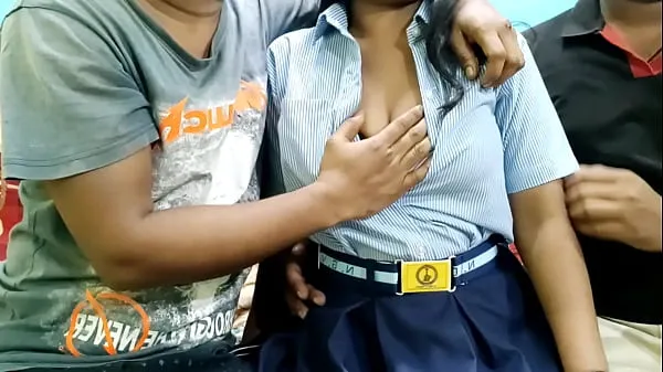 Sehen Sie sich Zwei Jungen bearbeiteten das Mädchen hart, nachdem sie das Mädchen des College | Mumbai Ashu | verführt hatten Videos an